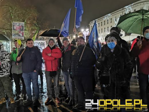 Manifestujący domagają się zawetowania przez prezydenta ustawy pn. "Lex TVN"