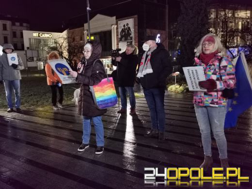 Manifestujący domagają się zawetowania przez prezydenta ustawy pn. "Lex TVN"