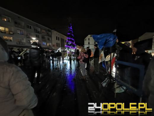 Manifestujący domagają się zawetowania przez prezydenta ustawy pn. "Lex TVN"