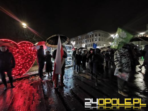 Manifestujący domagają się zawetowania przez prezydenta ustawy pn. "Lex TVN"