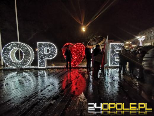 Manifestujący domagają się zawetowania przez prezydenta ustawy pn. "Lex TVN"