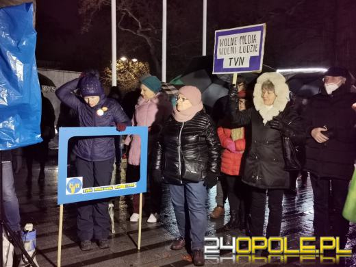Manifestujący domagają się zawetowania przez prezydenta ustawy pn. "Lex TVN"