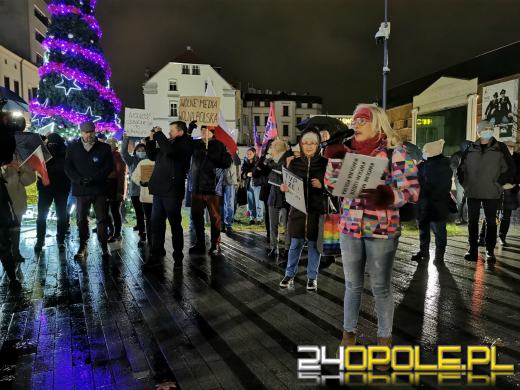 Manifestujący domagają się zawetowania przez prezydenta ustawy pn. "Lex TVN"