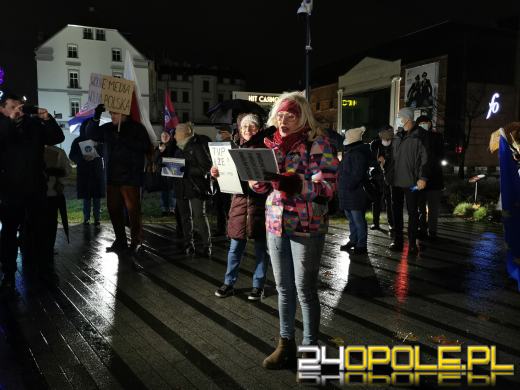 Manifestujący domagają się zawetowania przez prezydenta ustawy pn. "Lex TVN"