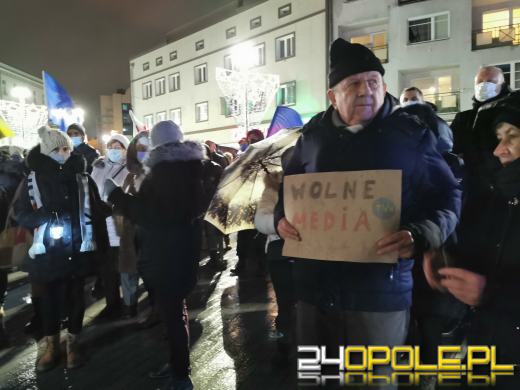 Manifestujący domagają się zawetowania przez prezydenta ustawy pn. "Lex TVN"