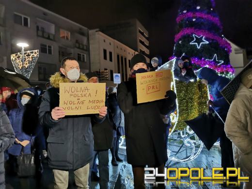 Manifestujący domagają się zawetowania przez prezydenta ustawy pn. "Lex TVN"