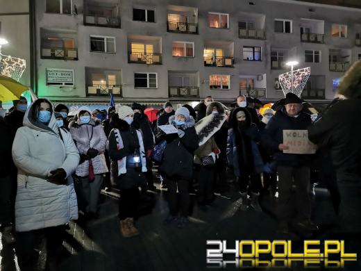 Manifestujący domagają się zawetowania przez prezydenta ustawy pn. "Lex TVN"