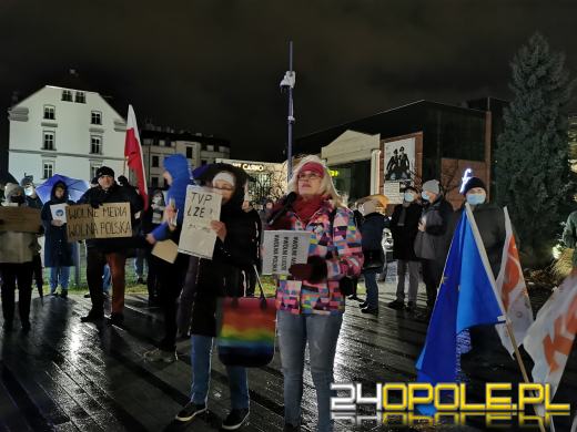 Manifestujący domagają się zawetowania przez prezydenta ustawy pn. "Lex TVN"