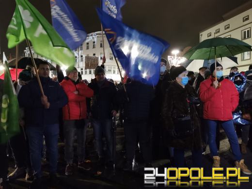 Manifestujący domagają się zawetowania przez prezydenta ustawy pn. "Lex TVN"
