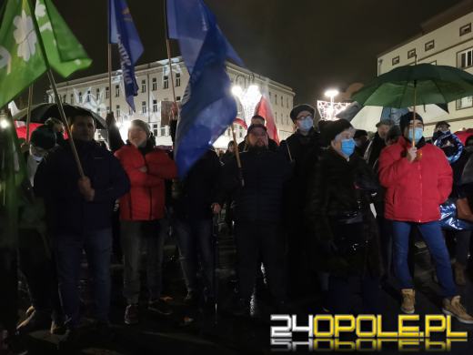Manifestujący domagają się zawetowania przez prezydenta ustawy pn. "Lex TVN"