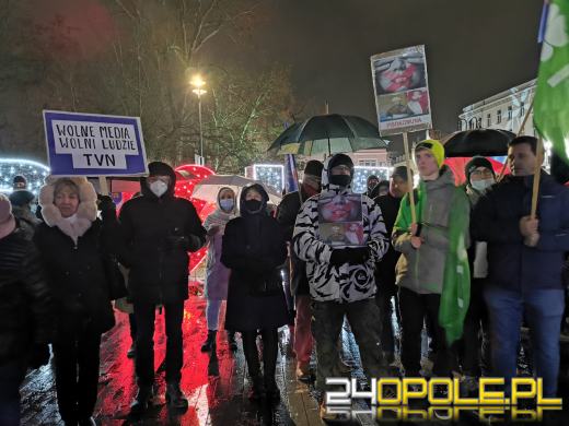 Manifestujący domagają się zawetowania przez prezydenta ustawy pn. "Lex TVN"