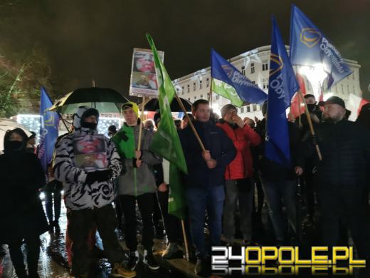 Manifestujący domagają się zawetowania przez prezydenta ustawy pn. "Lex TVN"