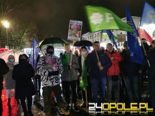 Manifestujący domagają się zawetowania przez prezydenta ustawy pn. "Lex TVN"