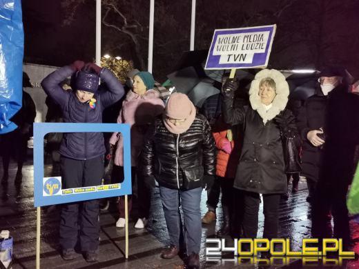 Manifestujący domagają się zawetowania przez prezydenta ustawy pn. "Lex TVN"