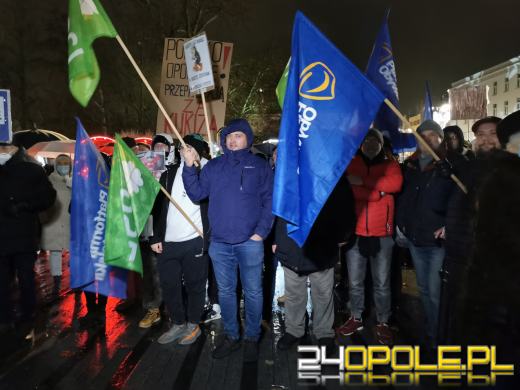 Manifestujący domagają się zawetowania przez prezydenta ustawy pn. "Lex TVN"