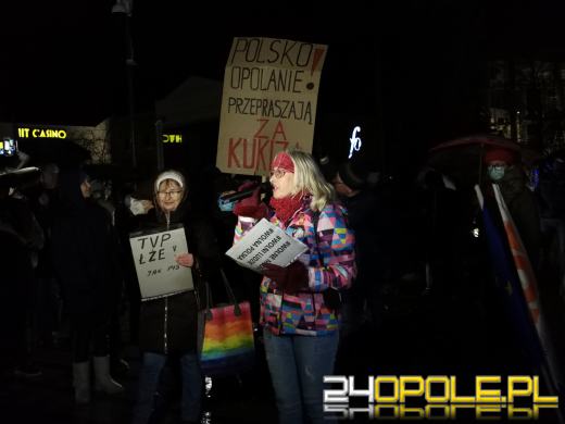 Manifestujący domagają się zawetowania przez prezydenta ustawy pn. "Lex TVN"