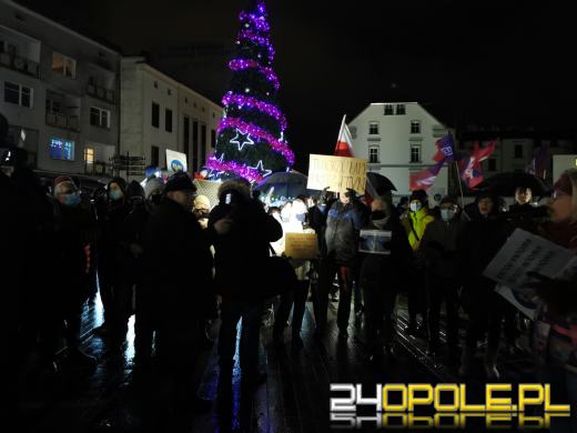 Manifestujący domagają się zawetowania przez prezydenta ustawy pn. "Lex TVN"