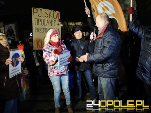 Manifestujący domagają się zawetowania przez prezydenta ustawy pn. "Lex TVN"