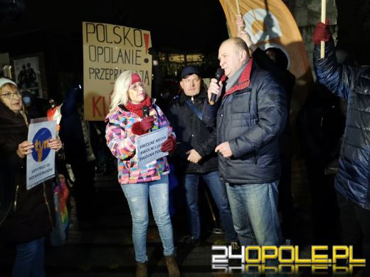 Manifestujący domagają się zawetowania przez prezydenta ustawy pn. "Lex TVN"