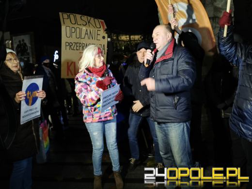 Manifestujący domagają się zawetowania przez prezydenta ustawy pn. "Lex TVN"