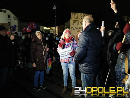 Manifestujący domagają się zawetowania przez prezydenta ustawy pn. "Lex TVN"