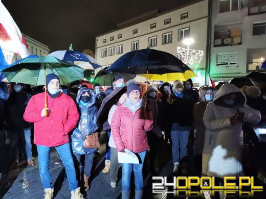 Manifestujący domagają się zawetowania przez prezydenta ustawy pn. "Lex TVN"