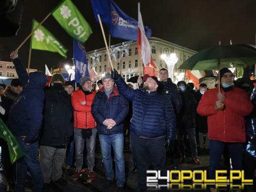 Manifestujący domagają się zawetowania przez prezydenta ustawy pn. "Lex TVN"