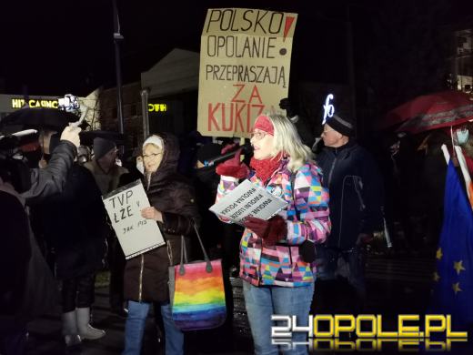 Manifestujący domagają się zawetowania przez prezydenta ustawy pn. "Lex TVN"