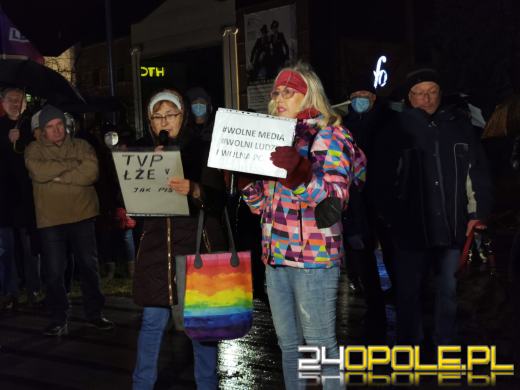 Manifestujący domagają się zawetowania przez prezydenta ustawy pn. "Lex TVN"