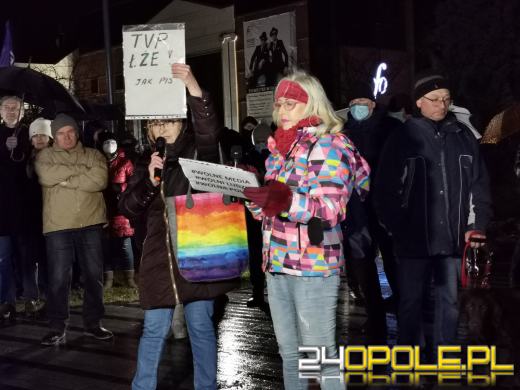 Manifestujący domagają się zawetowania przez prezydenta ustawy pn. "Lex TVN"