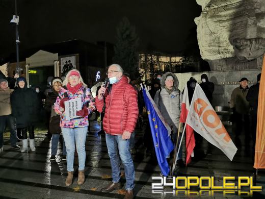 Manifestujący domagają się zawetowania przez prezydenta ustawy pn. "Lex TVN"