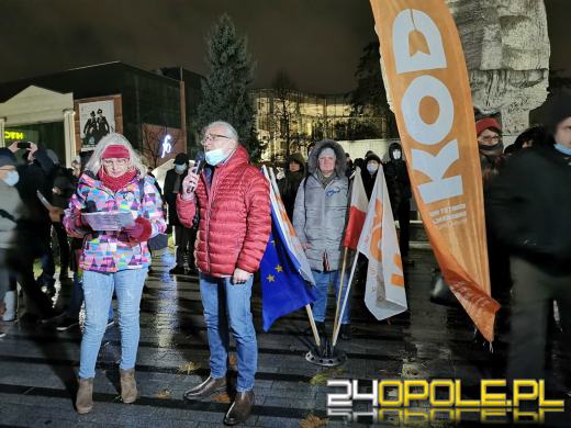 Manifestujący domagają się zawetowania przez prezydenta ustawy pn. "Lex TVN"