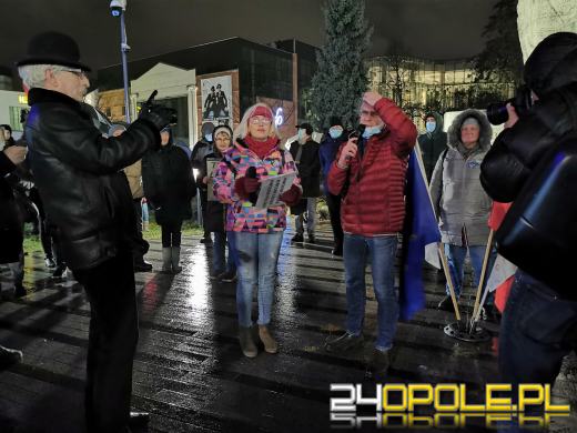 Manifestujący domagają się zawetowania przez prezydenta ustawy pn. "Lex TVN"