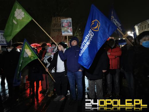 Manifestujący domagają się zawetowania przez prezydenta ustawy pn. "Lex TVN"