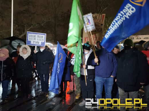 Manifestujący domagają się zawetowania przez prezydenta ustawy pn. "Lex TVN"