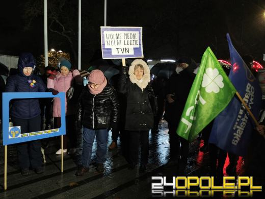 Manifestujący domagają się zawetowania przez prezydenta ustawy pn. "Lex TVN"