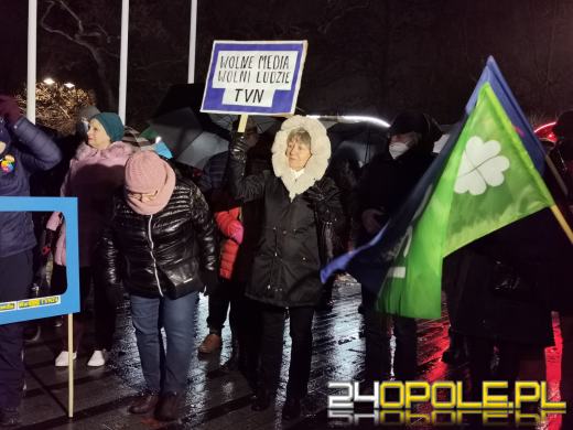 Manifestujący domagają się zawetowania przez prezydenta ustawy pn. "Lex TVN"