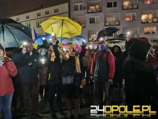 Manifestujący domagają się zawetowania przez prezydenta ustawy pn. "Lex TVN"