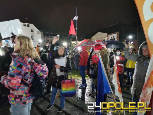Manifestujący domagają się zawetowania przez prezydenta ustawy pn. "Lex TVN"