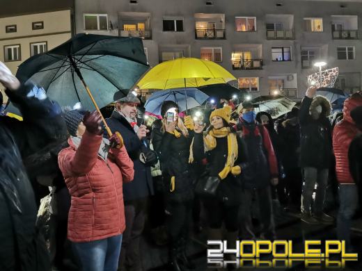 Manifestujący domagają się zawetowania przez prezydenta ustawy pn. "Lex TVN"