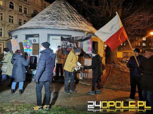 Nysa w obronie wolnych mediów. Oklejono biuro Kamila Bortniczuka