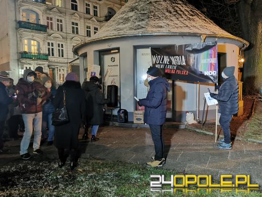 Nysa w obronie wolnych mediów. Oklejono biuro Kamila Bortniczuka