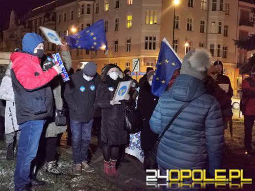 Nysa w obronie wolnych mediów. Oklejono biuro Kamila Bortniczuka