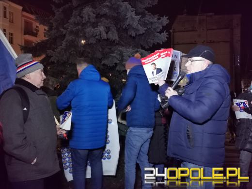 Nysa w obronie wolnych mediów. Oklejono biuro Kamila Bortniczuka