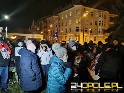 Nysa w obronie wolnych mediów. Oklejono biuro Kamila Bortniczuka