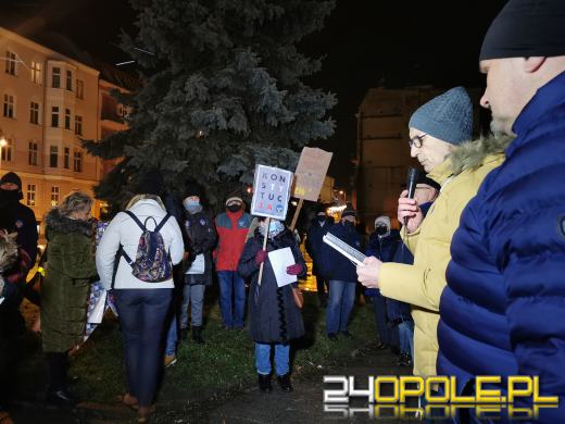 Nysa w obronie wolnych mediów. Oklejono biuro Kamila Bortniczuka