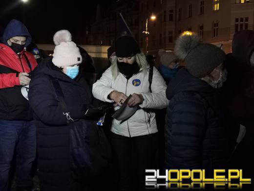 Nysa w obronie wolnych mediów. Oklejono biuro Kamila Bortniczuka