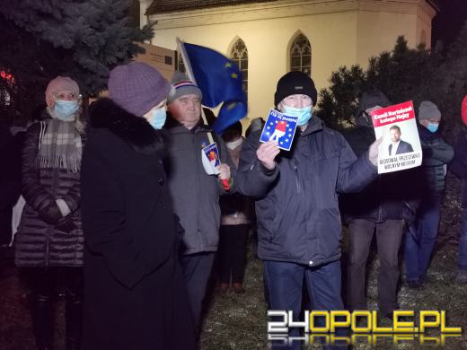 Nysa w obronie wolnych mediów. Oklejono biuro Kamila Bortniczuka