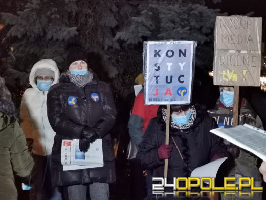 Nysa w obronie wolnych mediów. Oklejono biuro Kamila Bortniczuka