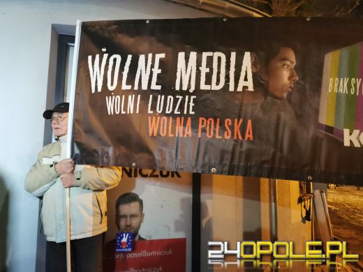 Nysa w obronie wolnych mediów. Oklejono biuro Kamila Bortniczuka